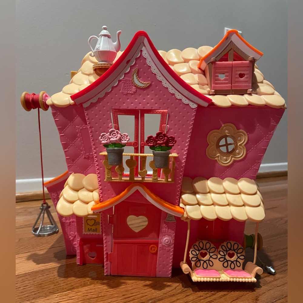 Mini-Lalaloopsy-Sew-Sweet-House